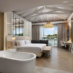 Maldive House Swim-up